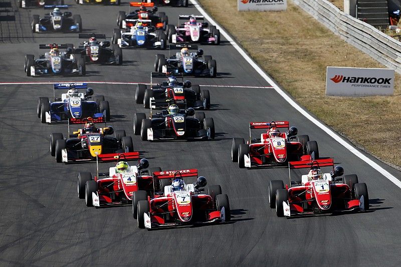 Inicio de la carrera Ralf Aron, PREMA Theodore Racing Dallara F317 - Mercedes-Benz leads