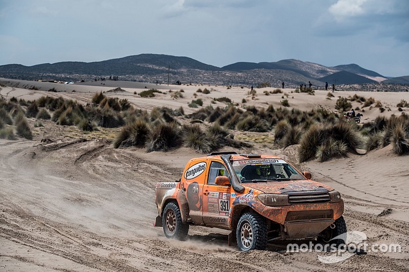 Calleja dice adiós al Dakar tras varios días de sufrimiento