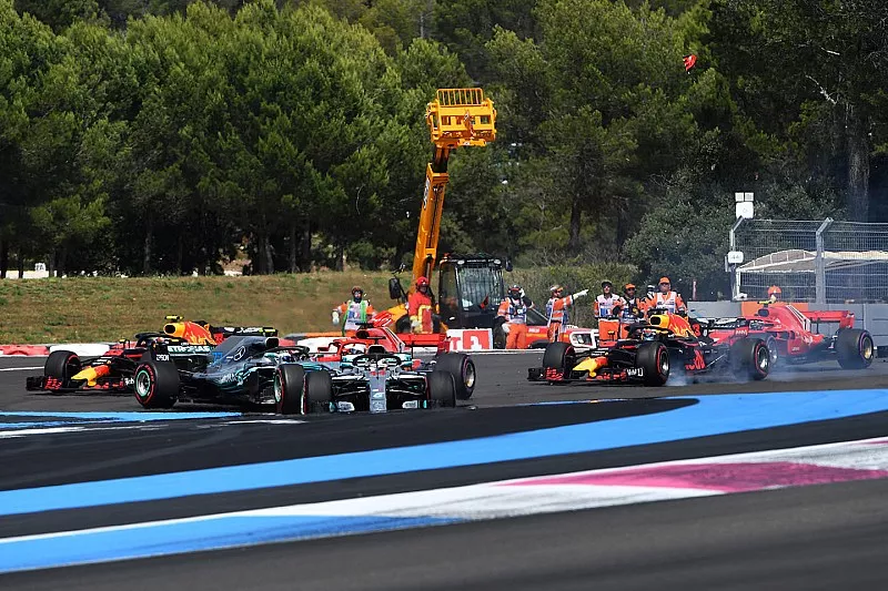 Lewis Hamilton, Mercedes-AMG F1 W09 leads at the start of the race as Sebastian Vettel, Ferrari SF71H hits Valtteri Bottas, Mercedes-AMG F1 W09