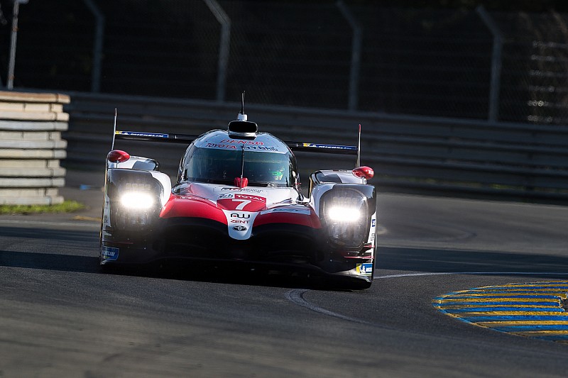 Le Mans 24 Saat - 2. Saat: #7 Toyota lider, #86 Gulf Porsche kaza yaptı