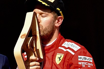 Verstappen nem hiszi el, Vettel a díját csókolgatja, Räikkönen napszemüvegben a dobogón
