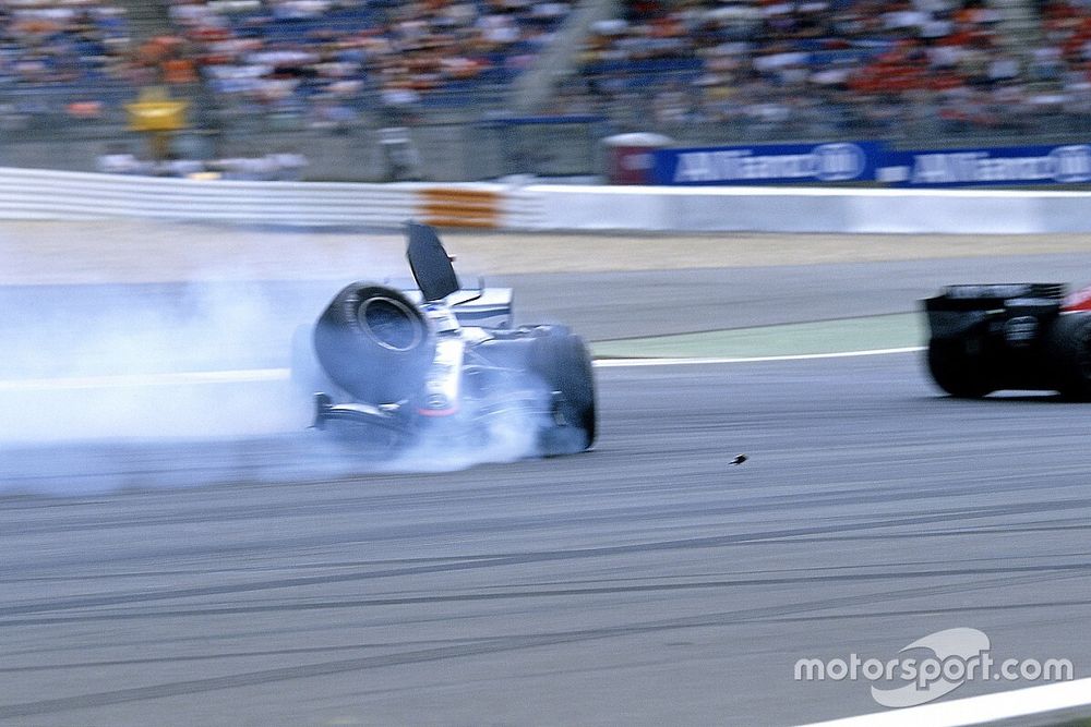 Crash de Kimi Raikkonen, McLaren Mercedes MP4-20,