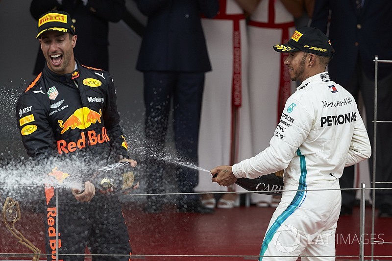 Hamilton: Red Bull enige serieuze optie voor Ricciardo