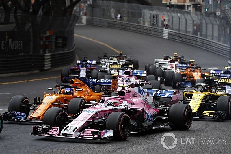 Esteban Ocon, Force India VJM11, leads Fernando Alonso, McLaren MCL33, Carlos Sainz Jr., Renault Sport F1 Team R.S. 18, Sergio Perez, Force India VJM11, and the rest of the field at the start