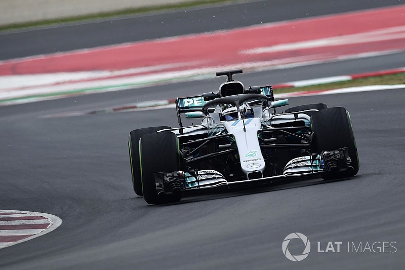 “Sacrifício” de Hamilton fez Mercedes economizar uma hora
