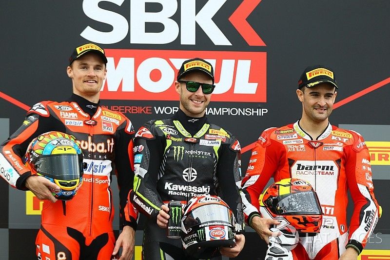 Podium : le deuxième, Chaz Davies, Aruba.it Racing-Ducati SBK Team, le vainqueur Jonathan Rea, Kawasaki Racing, le troisième, Xavi Fores, Barni Racing Team