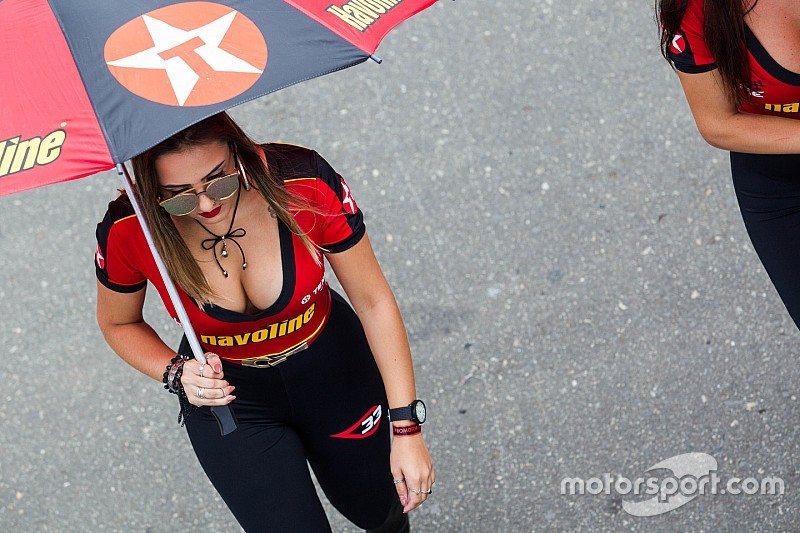 Grid girls abrilhantam provas da MotoGP e da Stock Car