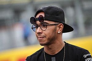 Új partner a Mercedesnél, Hamilton külön örülhet