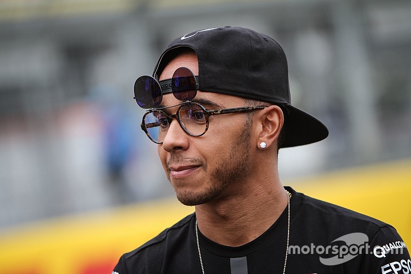 Új partner a Mercedesnél, Hamilton külön örülhet