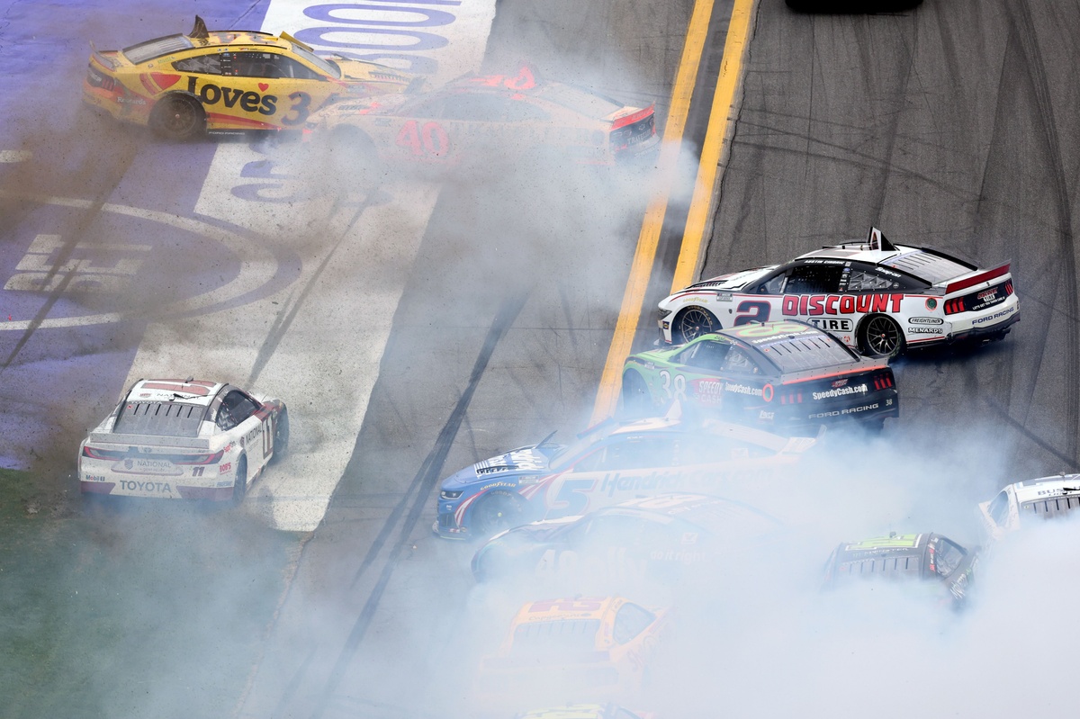 Big One strikes, roughly 20 cars involved in Daytona 500 crash