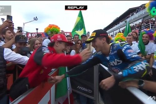 Macacão dourado, abraço de Marc Márquez e Alex Barros: a comemoração do título de Diogo Moreira na Moto2