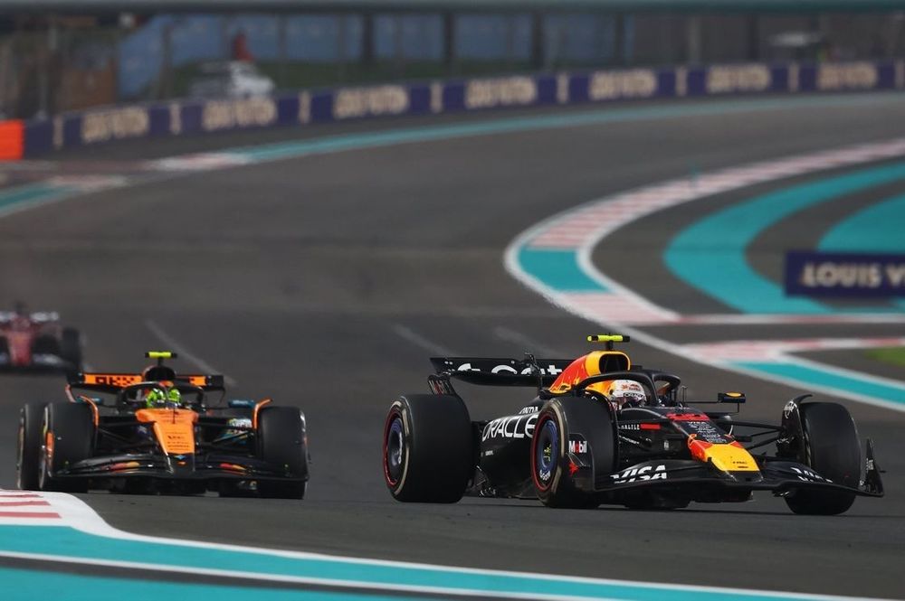 Lando Norris, McLaren, Yuki Tsunoda, Red Bull Racing Team