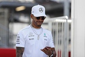 Hamilton da 'me gusta' a un post que crítica a la FIA, Ferrari y Vettel