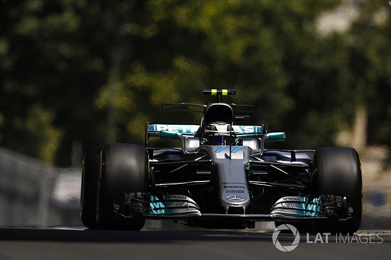 Baku, Libere 3: Bottas detta il passo, perdita d'acqua per Vettel