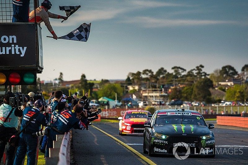 Les vainqueurs Cameron Waters, Prodrive Racing Australia Ford, Richie Stanaway, Prodrive Racing Australia Ford