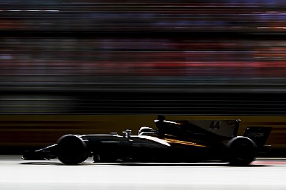 Hamilton: Mercedes 2017'deki dayanıklılığını 2018'e taşıyabilir