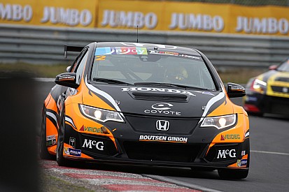 TCR Benelux: Dubbel voor Van Lagen, Coronel crasht hard