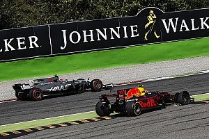 Videón, ahogy Verstappen mindkét Haas-versenyzőnek felhúzza az agyát