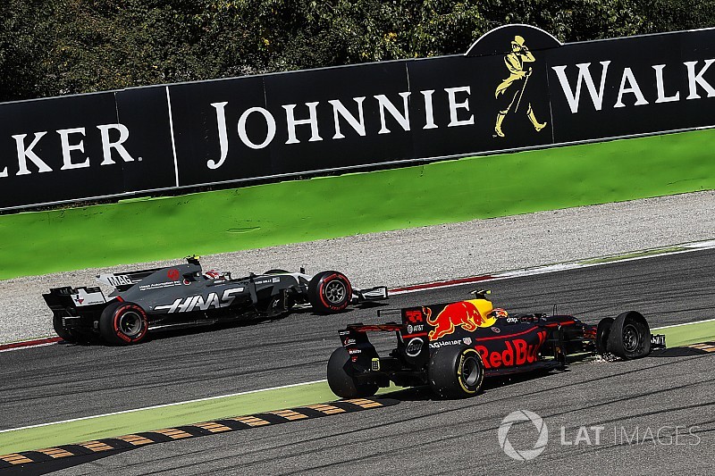 Videón, ahogy Verstappen mindkét Haas-versenyzőnek felhúzza az agyát