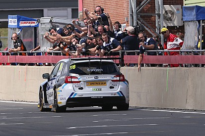 Snetterton BTCC: Sutton doubles up, takes points lead