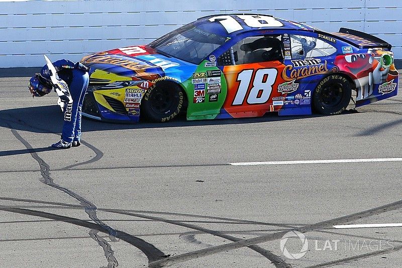 Winner Kyle Busch, Joe Gibbs Racing Toyota