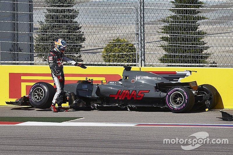 Romain Grosjean, Haas F1 Team, sort de sa voiture après un contact avec Jolyon Palmer, Renault Sport F1 Team