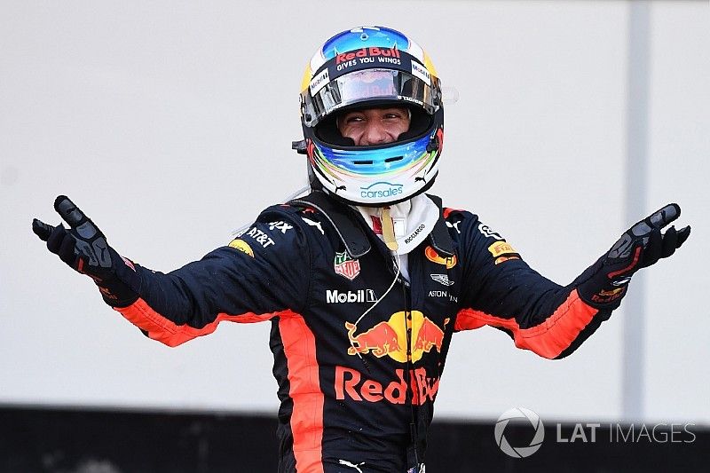 Le vainqueur Daniel Ricciardo, Red Bull Racing dans le parc fermé