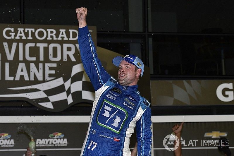 Il vincitore della gara Ricky Stenhouse Jr., Roush Fenway Racing Ford