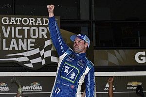 Ricky Stenhouse Jr. trionfa nel caos di Daytona