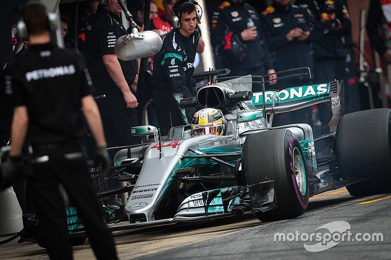 FIA заставила Mercedes и Red Bull изменить конструкции подвесок