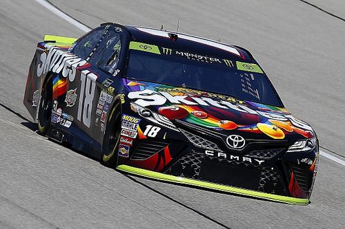 Kyle Busch con la pole en Chicago y Su&aacute;rez en 13&deg;