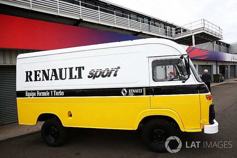 Две машины и милый фургон: Renault отмечает 40 лет в Ф1