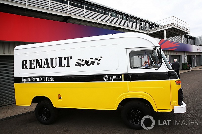 Две машины и милый фургон: Renault отмечает 40 лет в Ф1