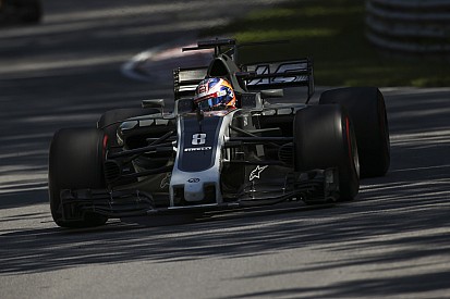 Grosjean nézetéből Sainz látványos becsapódása: kiakadt a francia (videó)
