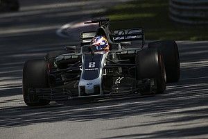 Grosjean nézetéből Sainz látványos becsapódása: kiakadt a francia (videó)