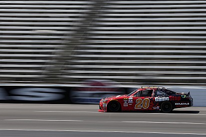 Erik Jones domina ações no Texas e vence pela Xfinity