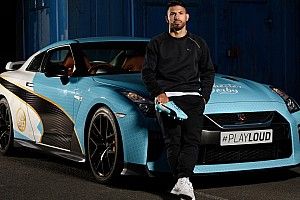 El Kun Agüero y el Nissan GTR con los colores del Manchester City