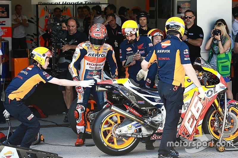Los mecánicos de MotoGP también con casco en el warm up