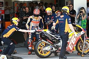 Mekanik MotoGP wajib pakai helm saat warm-up
