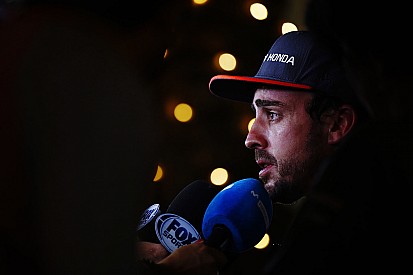 Alonso valamit nagyon magyarázott a Hondának...