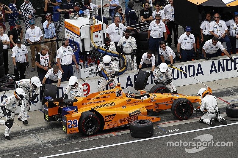 Fernando Alonso, McLaren-Honda-Andretti Honda, au stand