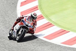 Lorenzo élvezi, ahogy szép lassan begyorsul a Ducatival