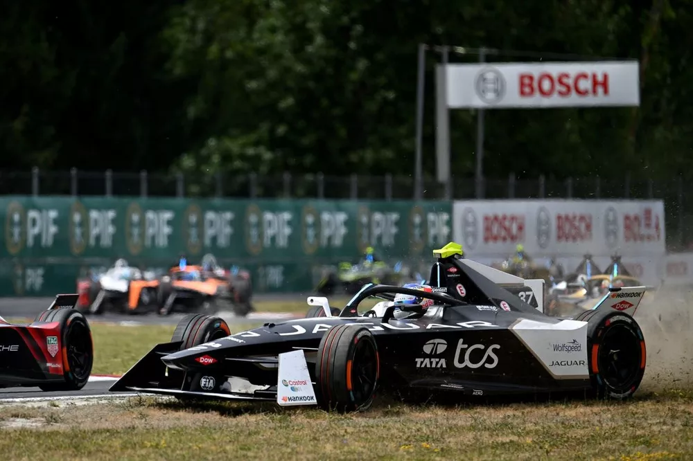 Nick Cassidy, Jaguar TCS Racing, Jaguar I-TYPE 6, touches the grass