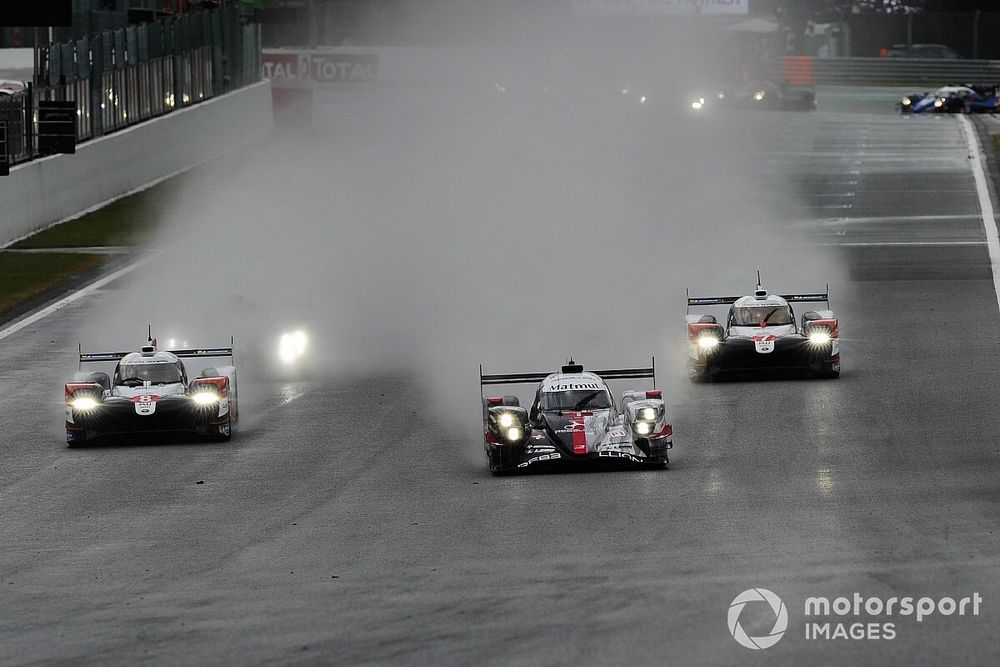 Start of the race, #1 Rebellion Racing Rebellion R-13 - Gibson: Bruno Senna, Gustavo Menezes, Norman Nato leads