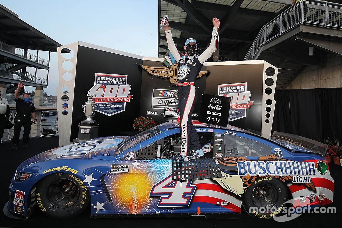 Harvick gana la Brickyard 400 y Suárez en top 20