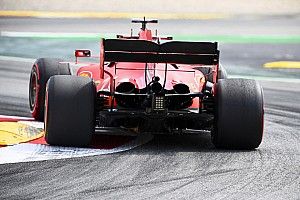 Vettel a levegőben a Ferrarival, Verstappen szikráztatja a Red Bullt