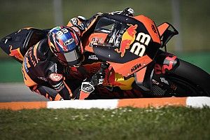 Дебютант MotoGP выиграл свою третью гонку. На мотоцикле, который до этого привез один подиум за два года