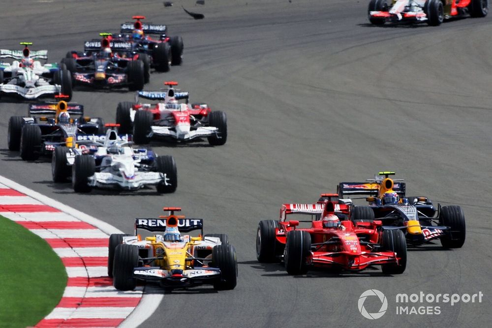 Fernando Alonso, Renault R28; Kimi Raikkonen, Ferrari F2008 and Mark Webber, Red Bull Racing RB4 at the start of the race