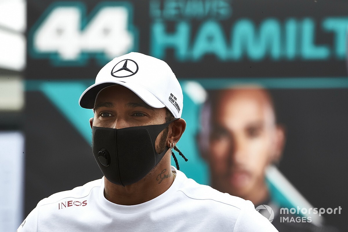 Hamilton cita Senna como inspiração nas pistas e no combate ao racismo: "Quero ver que venci, mas que fui parte da mudança"