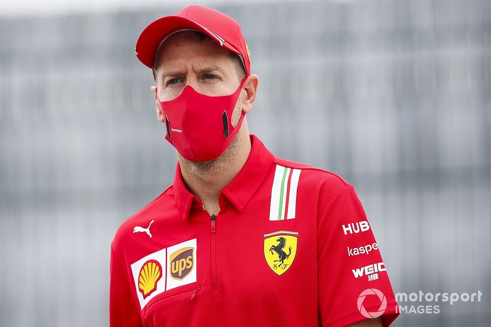 Vettel elmondta, miért ült a Racing Point csapatfőnökének Ferrarijába